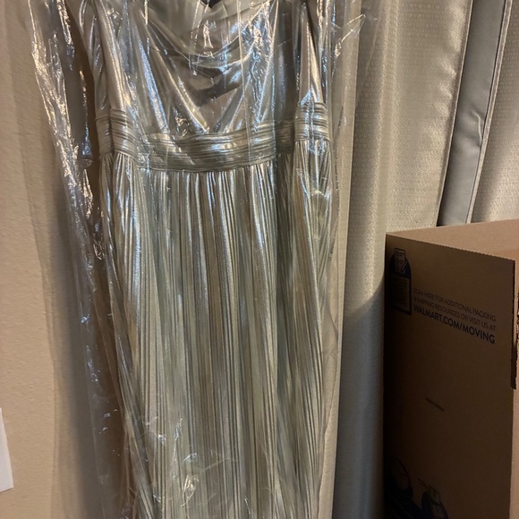 Silver metallic evening gown - Picture 3 of 3